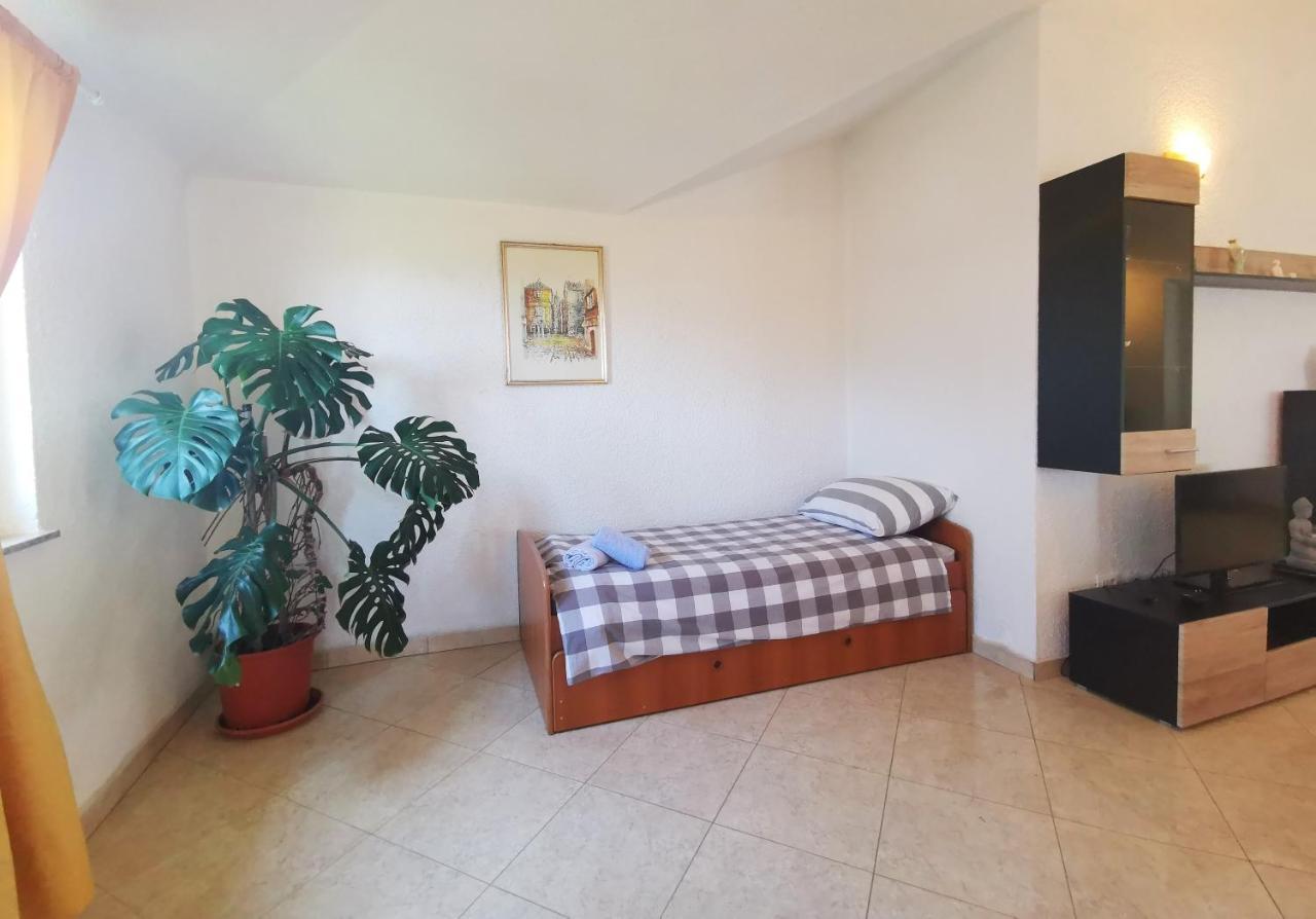 Apartman Luna Sveti Lovrec Pazenaticki Exterior photo
